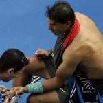 Está siendo costumbre que los tenistas en Australia tengan que ser atendidos por el calor. En el caso de Rafa, tiene ampollas en la manos. La más dolorosa, una llaga.