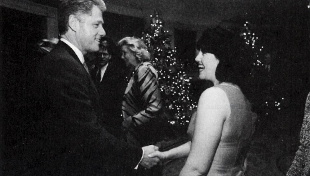 Clinton saludando a Monica Lewinsky en la fiesta de Navidad, el 16 de diciembre de 1996