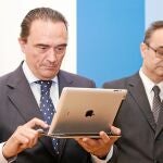 Eduardo García y Rafael Sánchez muestran la aplicación digital de cita previa