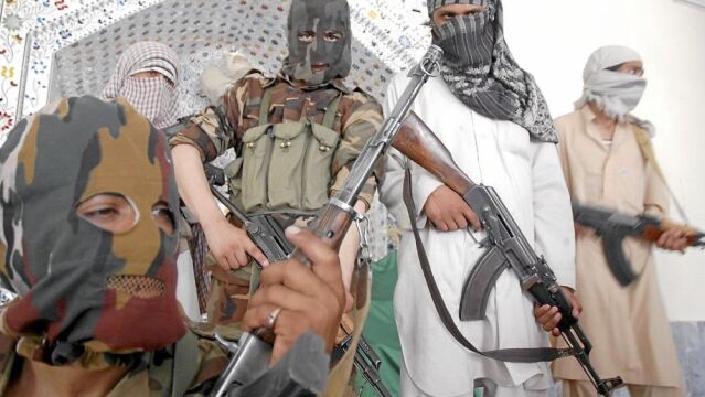 Militantes pro talibán, en la zona tribal de Mohmand, en la frontera entre Pakistán y Afganistán