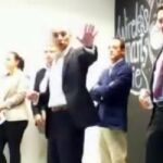 El presidente de Gowex saluda a la cámara mientras comunicaba a los trabajadores que la empresa no iba a cerrar.