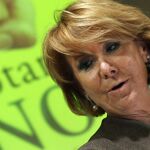 La presidenta del PP de Madrid, Esperanza Aguirre, durante la presentación del libro del columnista y abogado catalán Juan Carlos Girauta, "Votaré No a la secesión de Cataluña".