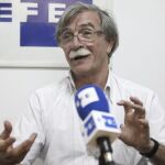 Juan Martín Guevara, hermano menor de Ernesto "Che"Guevara, de 71 años, durante una entrevista con la Agencia Efe en Buenos Aires (Argentina)