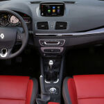Introduce el sistema multimedia integrado R-Link, con el que ya cuenta la gama Mégane, el Captur o el Clio.