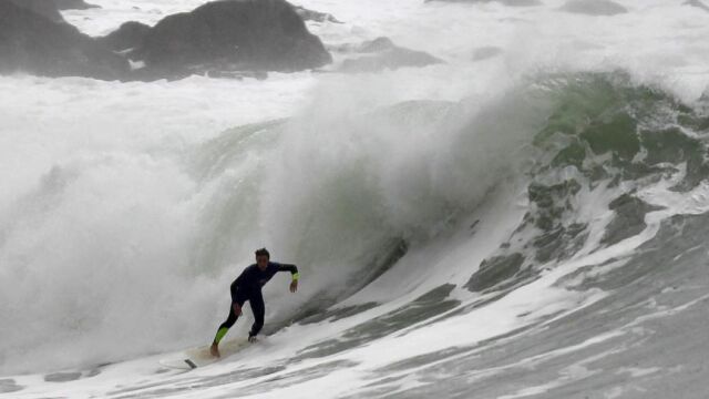 Un surfista aprovechan las grandes olas en la localidad guipuzcoana de Zumaia
