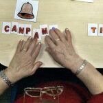 Una anciana hace juegos para combatir el alzheimer