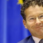 Jeroen Dijsselbloem sonríe durante la conferencia de prensa ofrecida hoy en Bruselas.