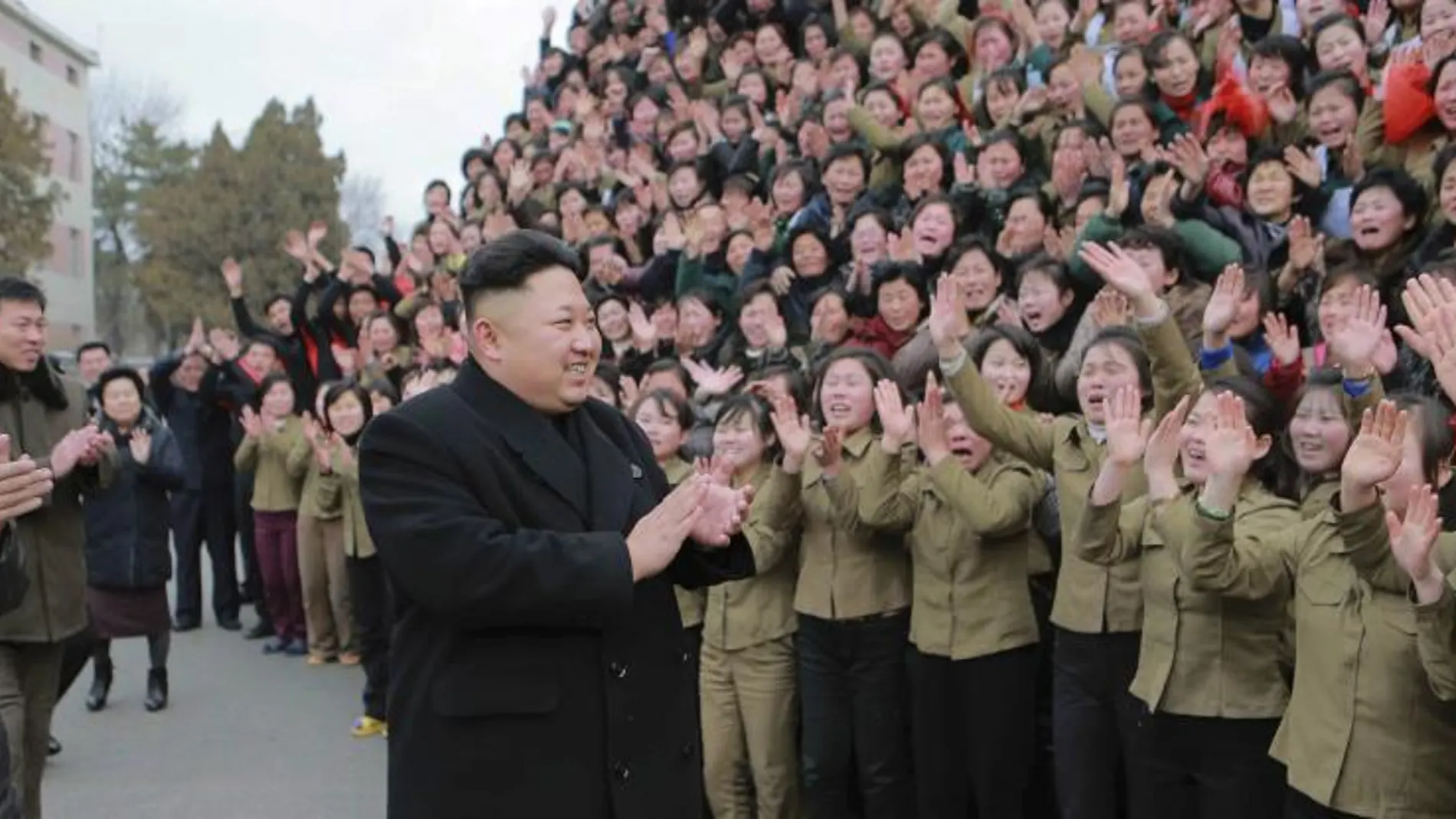 Foto de la agencia oficial coreana de Kim Jong-un, líder de Corea del Norte, aclamado en Pyongyang