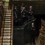 El líder del PSOE, Pedro Sánchez (d), durante su intervención hoy en el pleno del Congreso