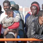 Un grupo de inmigrantes, entre ellos un bebé, es trasladado por Salvamento Marítimo hasta tierra firme para ser atendidos