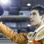 Jiménez Fortes sale a hombros por la Puerta Grande, ayer, en Valencia
