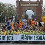 Pancarta de cabecera de la manifestación en Barcelona, a su paso por el Arco del Triunfo, en defensa de una escuela en catalán.
