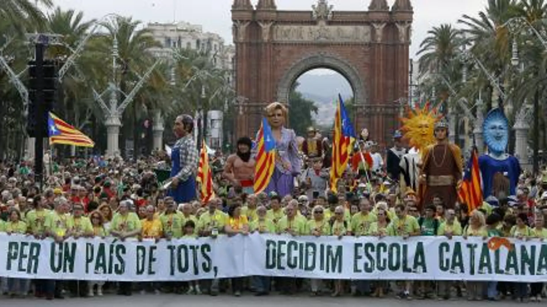 Pancarta de cabecera de la manifestación en Barcelona, a su paso por el Arco del Triunfo, en defensa de una escuela en catalán.