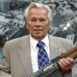 Mikhail Kalashnikov posa con su fusil de asalto AK-42