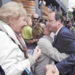 Una simpatizante saluda a Hollande tras depositar su voto en la localidad de Tulle