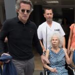 La duquesa de Alba al abandonar la clínica de Sevilla