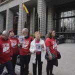 Un grupo de enfermos protestan frente al Ministerio de Sanidad