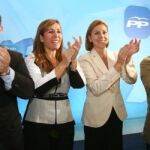 María Dolores de Cospedal, acompañada por la presidenta del PPC, Alicia Sánchez-Camacho(2i), Santiago Fisas(d) y Alejandro Fernándezi, durante el mitin que los populares han realizado hoy en Tarragona.