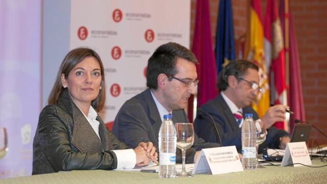 La consejera de Familia, MIlagros Marcos, junto al presidente del Colegio de Economistas de Valladolid, Carlos de Margarida, y el decano de la Facultad de Económicas, José Antonio Sanz, antes de intervenir en el foro «El bienestar y el Estado»