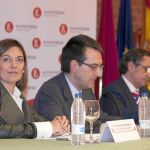 La consejera de Familia, MIlagros Marcos, junto al presidente del Colegio de Economistas de Valladolid, Carlos de Margarida, y el decano de la Facultad de Económicas, José Antonio Sanz, antes de intervenir en el foro «El bienestar y el Estado»