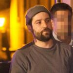 El presunto autor del ataque a la sede nacional del PP esta mañana en la calle Génova de Madrid, Daniel Pérez Berlanga, es trasladado por agentes de la policía hasta su casa en Bronchales (Teruel).