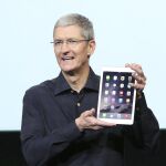 Tim Cook posa con un iPad 2 durante las presentación