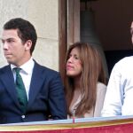 Isabel "Chabelita"Pantoja, Alberto Isla y Kiko Rivera, durante la procesión de Semana Santa en Sevilla.
