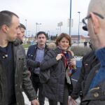 Yolanda Barcina, ayer es escoltada a su llegada al hotel de Tafalla para evitar los insultos de los radicales