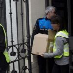 Un agente sale con una bolsa del departamento de urbanismo del Ayuntamiento de Sabadell, después de que los Mossos d'Esquadra entraran a registrar las dependencias del consistorio en una operación anticorrupción