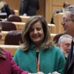 Gallardón dialoga con Ana Mato y Fátima Báñez en el Senado