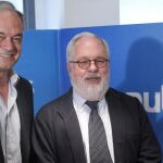 Los números uno y dos de la lista a las elecciones europeas, Miguel Arias Cañete (d), y Esteban González Pons. EFE/Chema Moya