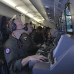 El avión P-8A Poseidon de U.S. Navy en operaciones de búsqueda sobre el ïndico del Malaysian Airlines