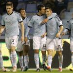El delantero del Celta Charles Dias (2d) es felicitado por sus compañeros tras marcar el segundo gol para el equipo frente al Valencia