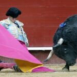 El torero de Orduña lancea a la verónica con ambas rodillas en tierra a uno de sus dos toros de Jandilla de ayer en Valencia