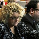 Los diputados díscolos del PSC, Marina Geli (c), Joan Ignasi Elena (d) y Nuría Ventura (i), en sus nuevos escaños.