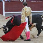 Remate por bajo de Luis Miguel Encabo al segundo de Moreno Silva, ayer, en Las Ventas