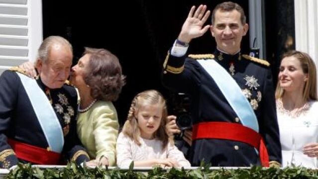 Don Juan, Doña Sofía, la Princesa de Asturias, Doña Leonor, el Rey Felipe VI, y la Reina Letizia en el balcón central del Palacio Real tras su proclamación hoy en las Cortes Generales.