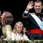 Don Juan, Doña Sofía, la Princesa de Asturias, Doña Leonor, el Rey Felipe VI, y la Reina Letizia en el balcón central del Palacio Real tras su proclamación hoy en las Cortes Generales.