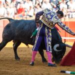 Ferrera torea al natural con la mano diestra al cuarto de la tarde