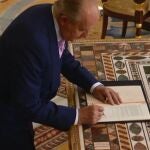 El rey firma la ley