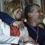 Susana Díaz y Antonio Banderas, durante la visita a la Casa Hermandad de la cofradía de Jesús el Cautivo ayer en Málaga.