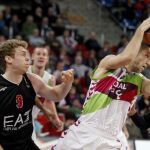 El ala pívot francés del Laboral Kutxa de Vitoria Kim Tillie (c), captura un rebote ante los aleros Nicolò Melli el estadounidense Daid Moss (d), del EA7 Milano de Milán (Italia)