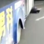 Veinte personas levantan un autobús de trece toneladas para salvar a una persona atrapada