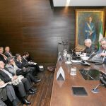 El alcalde, junto a Francisco Herrero, presentó el plan a un nutrido grupo de empresarios