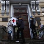 Manifestantes en un hospital improvisado en el lugar de los enfrentamientos