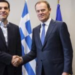 El presidente del Consejo Europeo, Donald Tusk (d), estrecha la mano al nuevo primer ministro griego, Alexis Tsipras.