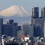 El Monte Fuji, con el perfil de Tokio en un primer plano