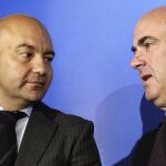 El secretario de Estado de Comercio, Jaime García-Legaz, conversa con el ministro de Economía y Competitividad, Luis de Guindos