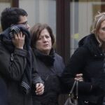 Familiares y amigos de las víctimas del accidente de avión se consuelan entre ellos antes de trasladarse al lugar del siniestro en los Alpes franceses.