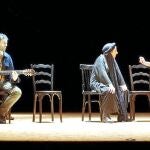 Carmen Machi, con Javier Beltrán a su derecha, en «El caballero de Olmedo»
